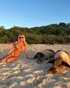 alix_earle posts 2022-12-31 05.30 Cmz7lQmp9fQ_1_6 322943991_537577318409624_5788684360344239114_n.jpg