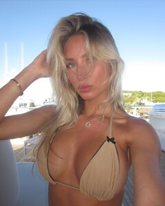 alix_earle posts 2023-01-04 00.42 Cm9tyJxJlB6_2_2 323796002_970725014312279_5841840232348284470_n.jpg