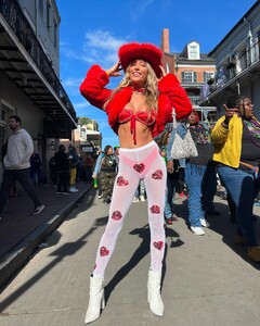 alix_earle posts 2023-02-21 00.21 Co5RjLfp4Si_1_9 331925627_1552852048524483_164365948439603054_n.jpg