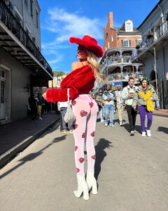 alix_earle posts 2023-02-21 00.21 Co5RjLfp4Si_2_9 331752709_158845243255144_2268780360522280258_n.jpg