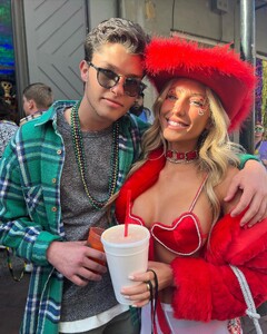 alix_earle posts 2023-02-21 00.21 Co5RjLfp4Si_8_9 332062259_184992644159810_5321389706904330996_n.jpg