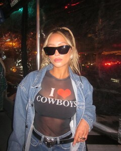 alix_earle posts 2023-03-21 01.52 CqBiN_Np6dD_3_5 336502537_1112541493472743_5212552310545343303_n.jpg