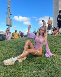 alix_earle posts 2023-04-13 04.56 Cq9Fm2HvbO-_8_9 340842234_1435727893863067_6525293867511790722_n.jpg