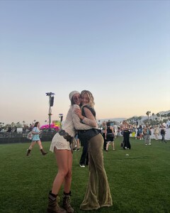 alix_earle posts 2023-04-16 00.13 CrETidMP2aR_7_9 341327047_795494618574104_6476778379067149477_n.jpg