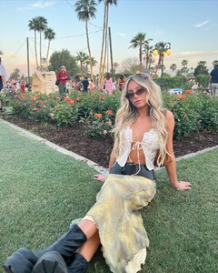 alix_earle posts 2023-04-19 02.17 CrMQK7SpSji_4_9 341740569_235056789067012_3220705025226524816_n.jpg