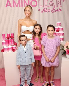 alix_earle posts 2023-04-25 00.24 Crbf-RupXht_8_8 342544056_179745621644228_7382886961347077129_n.jpg