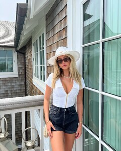 alix_earle posts 2023-07-02 03.20 CuK6N6Jxwc5_1_10 357375995_280343271239178_7390384903605646704_n(1).jpg