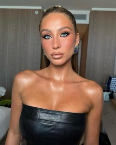 alix_earle posts 2023-07-14 00.52 CupiwpGROel_1_10 359801159_1340534546859743_4059177800918118328_n.jpg