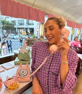 alix_earle posts 2023-09-08 01.36 Cw50WNxxBs5_6_8 375963147_623135313341485_8794588408848944397_n.jpg