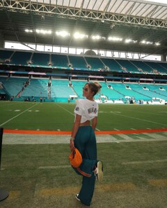 alix_earle posts 2023-10-15 03.39 CyZTzljxiSq_5_7 391230061_872651617542963_453735620950797956_n.jpg