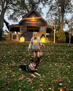 alix_earle posts 2023-11-01 01.03 CzEzeG-x9BX_6_7 397454990_874889450820118_7947237385696397403_n.jpg