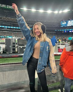 alix_earle posts 2023-12-01 00.12 C0R9dBDx87M_4_6 405791776_889491305896015_21286422094655823_n.jpg