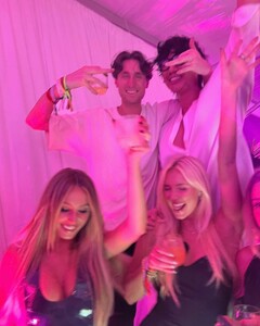 alix_earle posts 2023-12-11 02.28 C0r9DDyRAte_3_8 409668620_1105824587083294_2615123398694982256_n.jpg