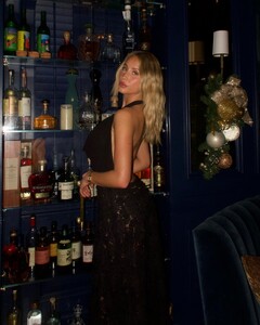 alix_earle posts 2023-12-15 02.14 C02Om1NRCL__1_6 410256116_1796044664170959_6941014740315140989_n.jpg