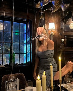 alix_earle posts 2023-12-15 02.14 C02Om1NRCL__3_6 410283712_369585065477476_7894678411067394660_n.jpg