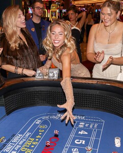 alix_earle posts 2023-12-19 01.26 C1AcUHrRLMP_6_10 411867106_754113753407518_923851597626604212_n.jpg