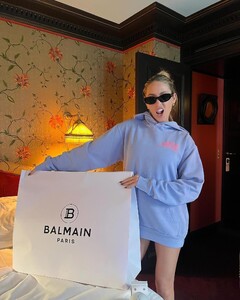 alix_earle posts 2024-03-04 05.48 C4EmtN0RmRX_5_7 431479274_379096931584510_3467325016454437987_n.jpg