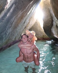 alix_earle posts 2024-04-02 04.01 C5PFgQSR-Q8_1_5 435001064_768795938545404_2312575473064138750_n.jpg