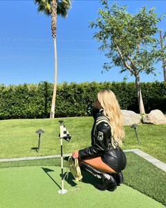 alix_earle posts 2024-04-14 02.00 C5txMZaSqGK_8_10 437768891_411335464940070_4112371381625595389_n.jpg