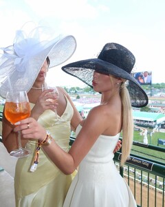 alix_earle posts 2024-05-07 01.22 C6o7FusxnLf_4_10 441031921_2187939331544218_2111979694064933256_n.jpg