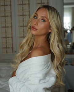 alix_earle posts 2024-06-24 04.34 C8k3OewIIPw_4_10 448883555_997596885227729_5006159127267372822_n.jpg