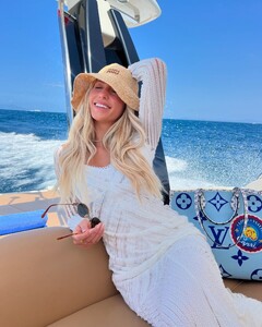 alix_earle posts 2024-07-03 02.32 C870ZrMxe_U_4_10 449598212_3753880524894443_787190450081499092_n.jpg