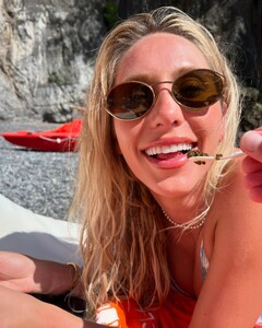 alix_earle posts 2024-07-03 02.32 C870ZrMxe_U_9_10 449747826_1697618740777116_1807446290211815057_n.jpg