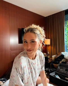 alix_earle posts 2024-10-01 00.08 DAjTg7xRrRf_10_12 461542553_9037450496267122_5019078955611722144_n.jpg