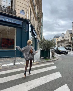 alix_earle posts 2024-10-01 00.08 DAjTg7xRrRf_5_12 461285420_936753711832351_501417942198227984_n.jpg