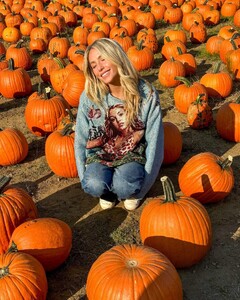 alix_earle posts 2024-10-14 00.32 DBE0ll8xQnF_10_14 462807524_885416573545677_5355500178226997543_n.jpg