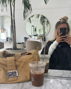 alix_earle posts 2024-10-23 05.23 DBchEBrRHBS_13_17 464179676_952204116729866_8119571217430428440_n.jpg