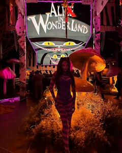 alix_earle posts 2024-10-28 06.01 DBpdZWSy1By_14_14 464929262_533792166251229_3941315887548892324_n.jpg