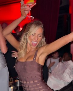 alix_earle posts 2024-10-30 01.00 DBuEf3nRipt_3_7 464976221_1524116034915831_2479218228040368667_n.jpg