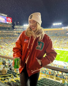 alix_earle posts 2024-11-29 08.30 DC8H3K6xUyN_1_7 468601334_967727128530759_1384662220298397614_n.jpg