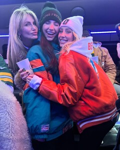 alix_earle posts 2024-12-01 02.39 DDApTovxY-W_16_16 468605621_3962991470601932_4762620111701855133_n.jpg