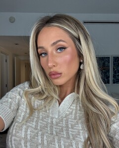 alix_earle posts 2024-12-06 03.57 DDNqKl5xFNx_6_8 469418570_1647645579119192_8049384557045380805_n.jpg