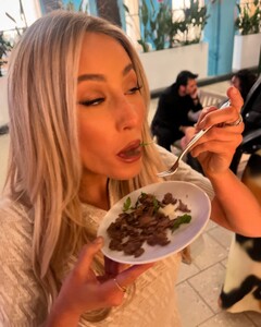 alix_earle posts 2024-12-06 03.57 DDNqKl5xFNx_8_8 469221814_2032780897222332_7381189672888491169_n.jpg