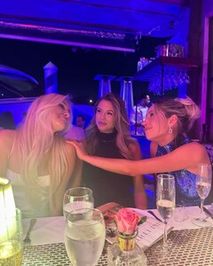 alix_earle posts 2024-12-09 07.45 DDVypUzRK-9_7_10 469590067_453304424206233_2632435923044761938_n.jpg