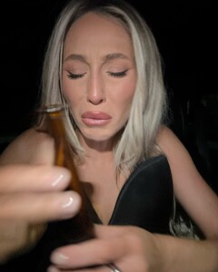 alix_earle posts 2024-12-10 07.59 DDYZBIpRgXx_5_10 469729966_1238499340598715_4496255261919267933_n.jpg