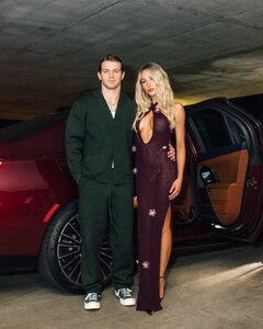 alix_earle posts 2024-12-12 05.27 DDdRPn5R_3B_2_6 470083975_1127396272065288_5456008172983092562_n.jpg