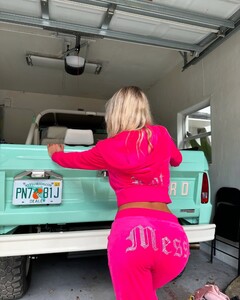 alix_earle posts 2024-12-16 06.37 DDnsddzxgMx_2_13 470308002_602214122361277_5673712903452204798_n.jpg