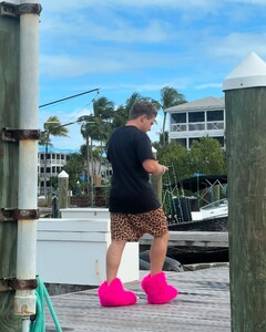 alix_earle posts 2024-12-21 04.45 DD0XnNtRd2Z_5_15 470939618_3694201900870105_1836033668070636480_n.jpg