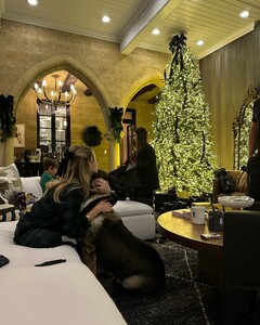 alix_earle posts 2024-12-27 01.22 DEDdIxER120_7_14 471520980_438864509297865_38799950246289039_n.jpg