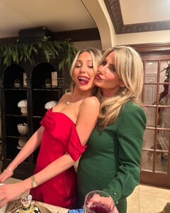 alix_earle posts 2024-12-29 05.39 DEJEFQBx0MZ_7_12 471665934_915908483942800_6375728018319603219_n.jpg