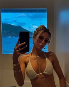 alix_earle posts 2024-12-30 04.11 DELe5cTRV8J_2_11 471848374_574438898697995_9020493409388979610_n.jpg