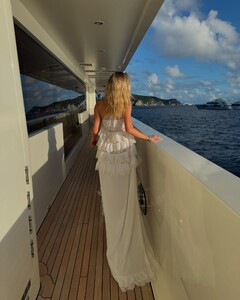 alix_earle posts 2025-01-08 07.14 DEi-7FfPANR_3_5 472915694_663567162670287_4011672377623327189_n.jpg