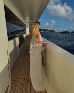 alix_earle posts 2025-01-08 07.14 DEi-7FfPANR_5_5 472861429_916987700606508_3788989657372871857_n.jpg