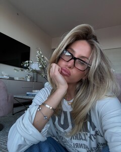 alix_earle posts 2025-01-18 04.21 DE8bFuxxRqg_4_12 474324772_18481610881029152_6686466109275344807_n.jpg