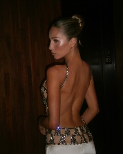 alix_earle posts 2025-02-17 04.27 DGJrl1SxQXC_4_7 480087905_18487005964029152_1923861977319497823_n.jpg