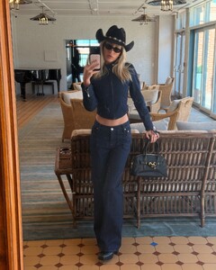 alix_earle posts 2025-02-25 06.04 DGedIZNRY1S_6_12 481767549_18488472586029152_685223182696729162_n.jpg